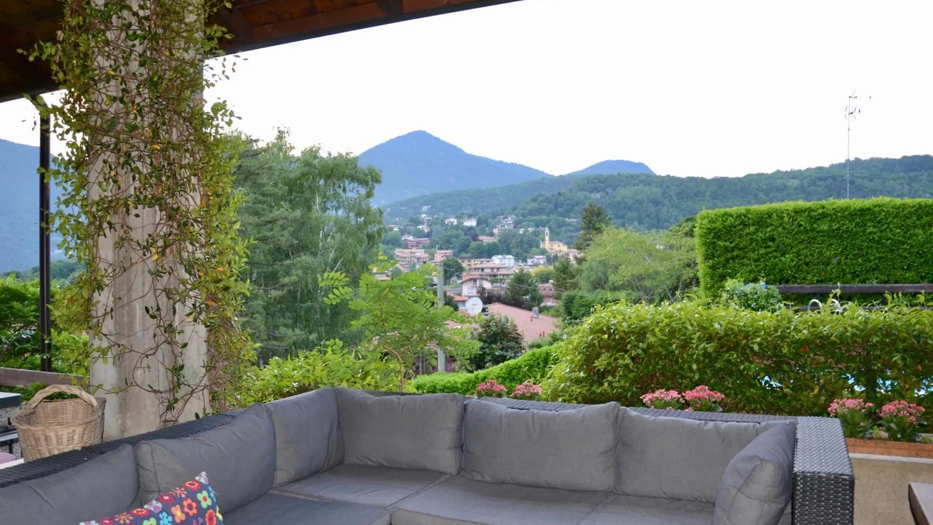 Villa With A View And Pool Longone al Segrino Itálie